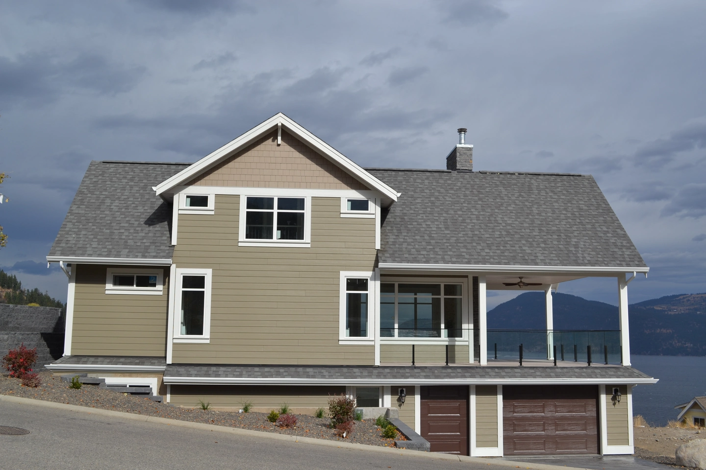 Bathroom with modern fixtures in La Casa